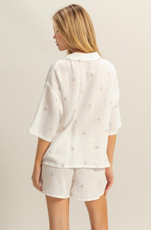 Chemise brodée de fleurs