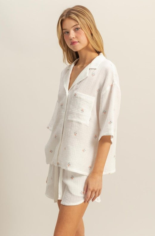 Chemise brodée de fleurs