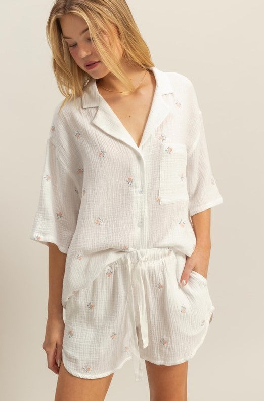 Short brodé de fleurs