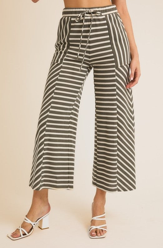 Pantalon large à rayures avec lien à la taille