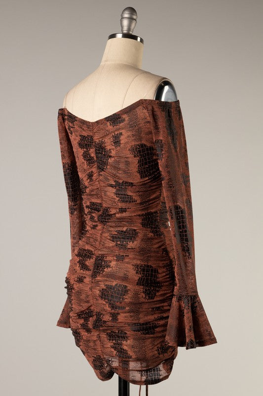 Robe à manches longues froncée sur le devant